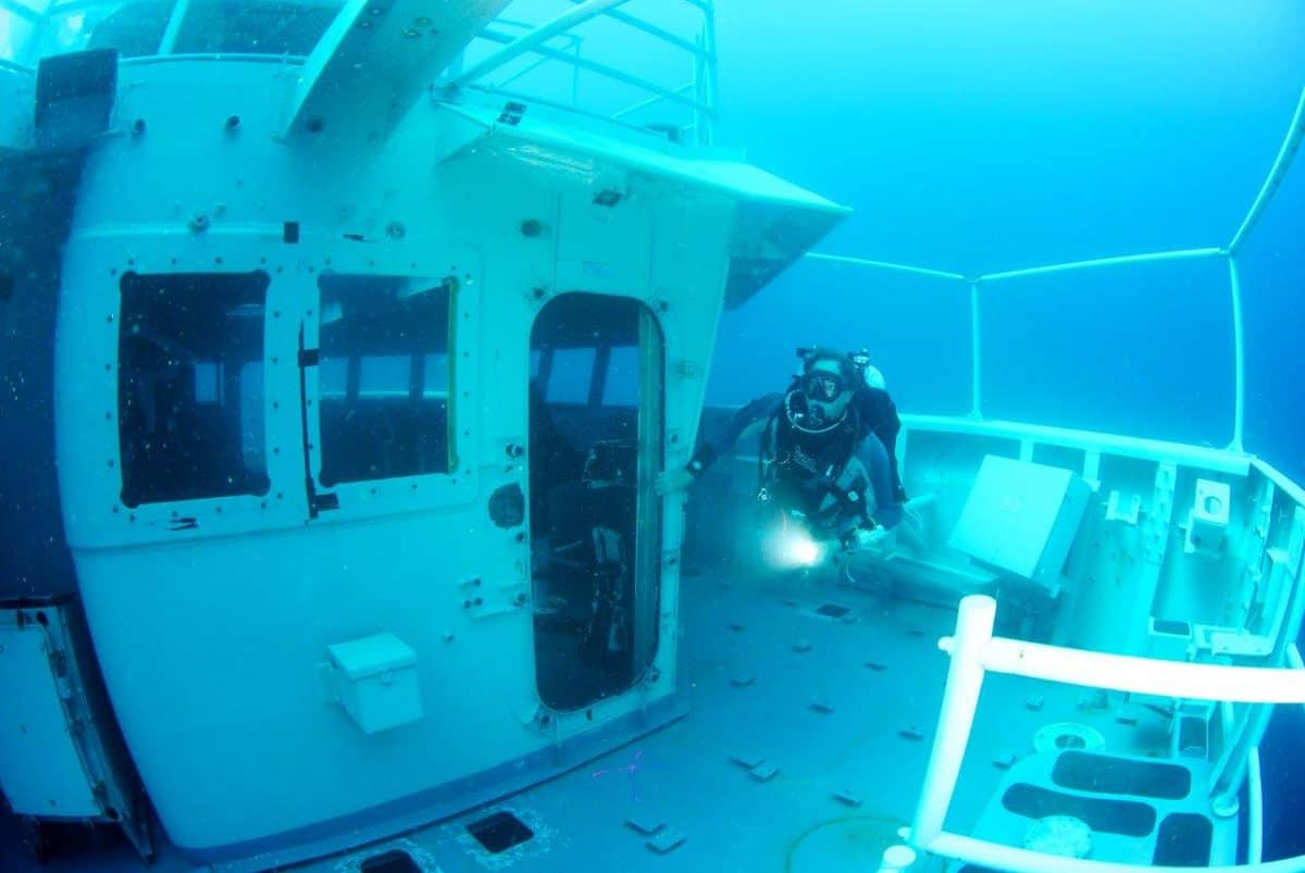 MCM_First-divers-assess-HMAS-Adel (1)